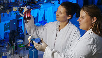 Einfach Biologie Darstellung zweier Frauen in einem biologischen Labor mit weissen Kitteln.